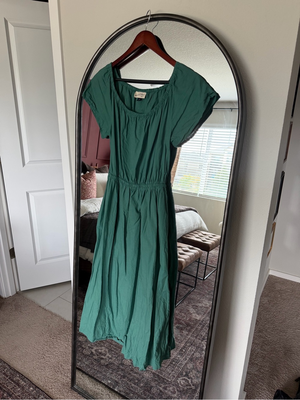 Universal Thread Green Short-Sleeve Midi Dress With Back Waist Cutout